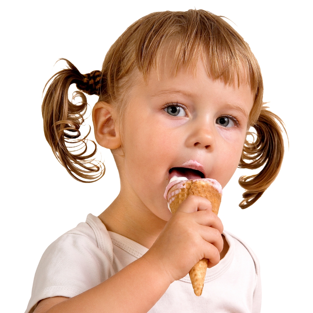 Kleines Mädchen isst eine Prenninger Eistüte.